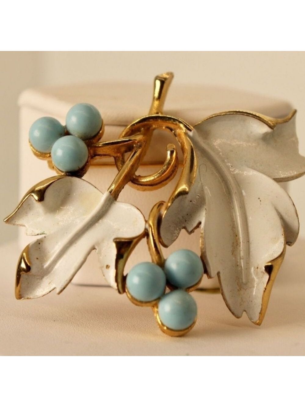 1967 Sarah Coventry White Enamel Blue Beaded Grapevine Brooch EUC 1 7/8×1 7/8" - Picture 7 of 13
